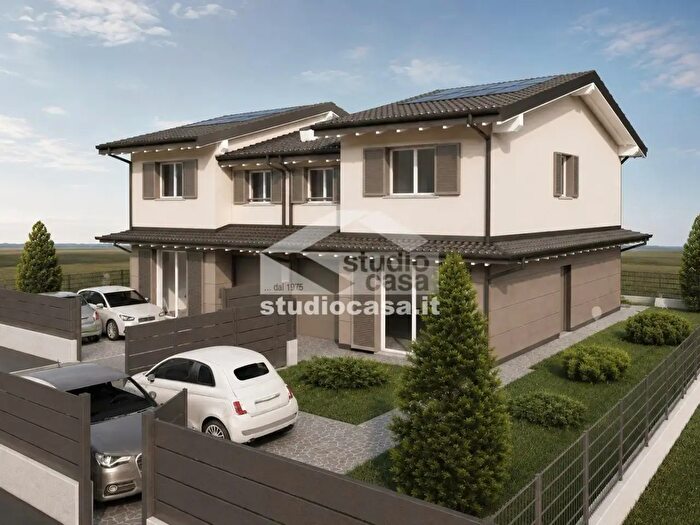 Casa con 5 locali in vendita in Via Pietro Rama, Lurano