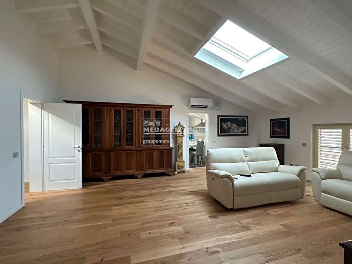 Appartamento con 5 locali in vendita in AdZe Via Bonasia, Modena