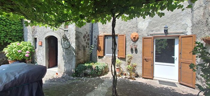 Casa con 6 locali in vendita in Bagni Di Lucca