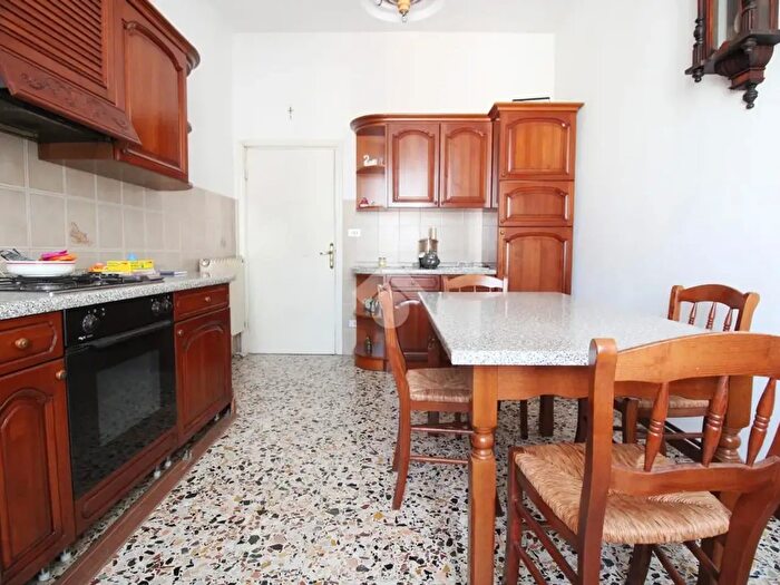 Appartamento con 5 locali in vendita in Via Santorre di Santarosa, Prato