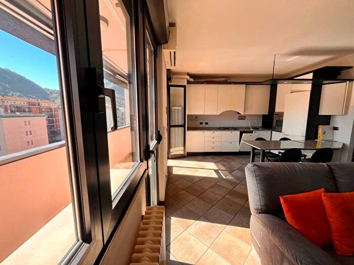 Appartamento trilocale in affitto in Viale Aldo Moro, Borghi, Como