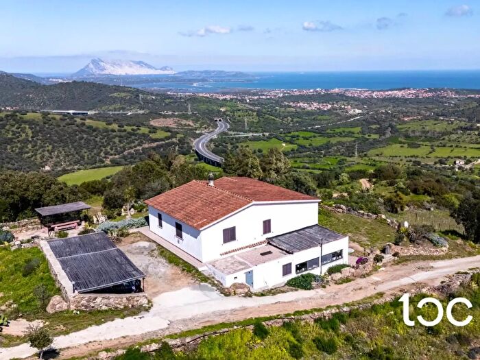Casa con 9 locali in vendita in San Teodoro