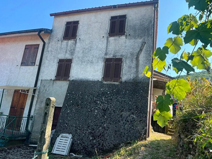 Casa con 8 locali in vendita in Via IV Novembre, Maissana