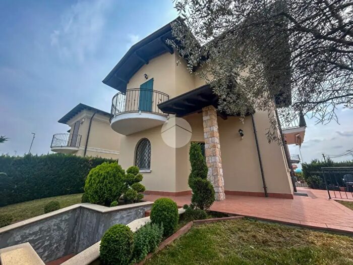 Casa quadrilocale in vendita in Via Martinengo, Trenzano