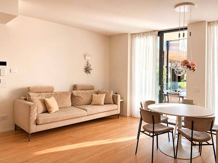 Appartamento trilocale in affitto in Via Mauro Macchi, Centrale, Milano