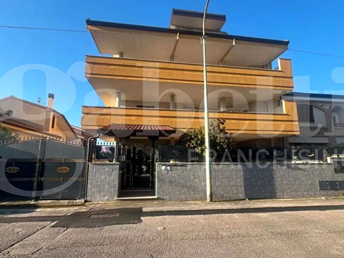 Appartamento con 6 locali in vendita in Via Luigi Salerno, Calvi Risorta