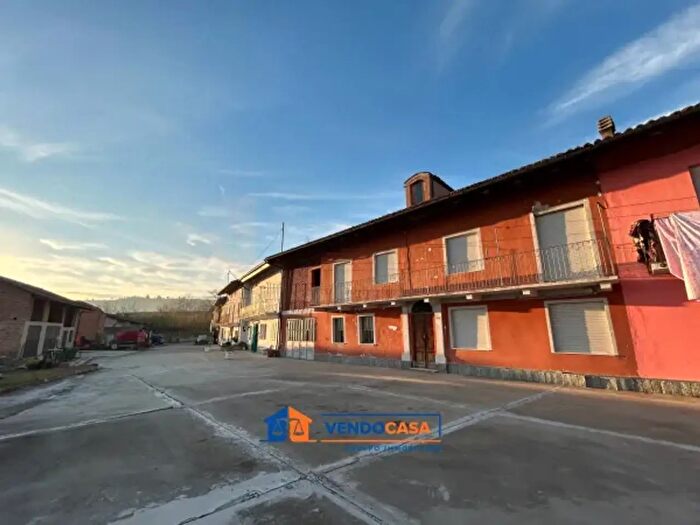 Casa con 6 locali in vendita in Via Serra, Castagnito