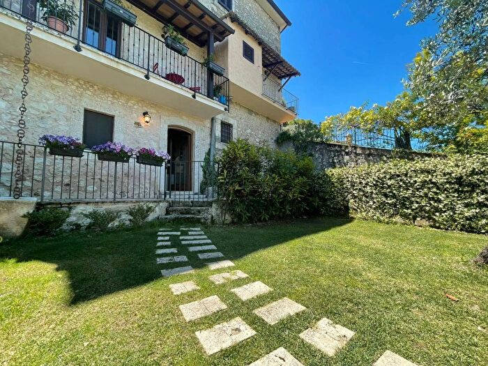 Casa con 6 locali in vendita in Via Capitano Federico Ciccodicola Arpino Frosinone, Arpino