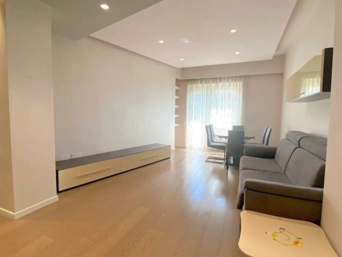 Appartamento trilocale in affitto in Via Giulio Tarra, Roma