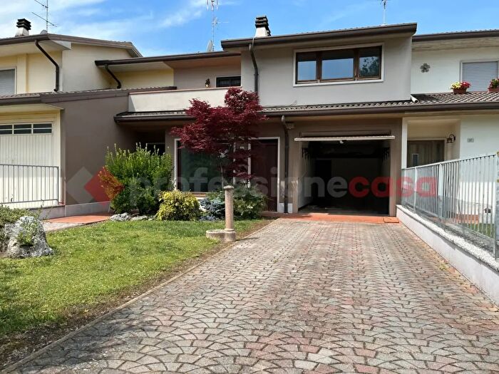 Casa con 5 locali in vendita in Erbe