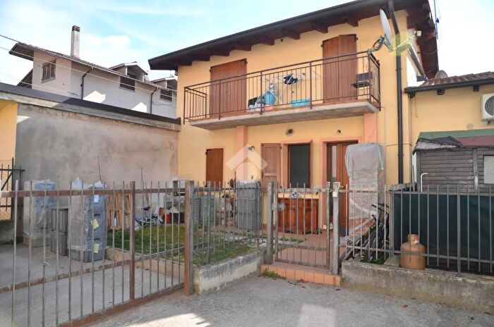 Casa trilocale in vendita in Via Giuseppe Giusti, Castelli Calepio