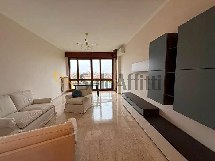 Appartamento quadrilocale in affitto in Viale Nicola Fabrizi, Modena