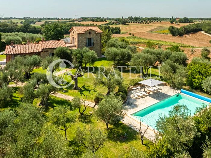 Casa con 10 locali in vendita in Via Vittorio Emanuele, Castiglione Del Lago