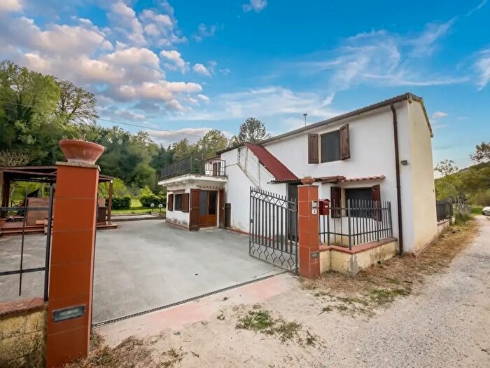 Casa con 9 locali in vendita in Crespina Lorenzana