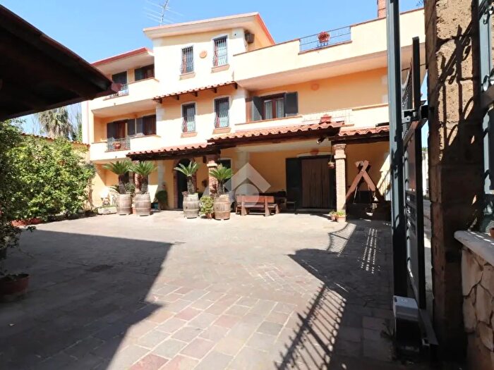 Casa con 5 locali in vendita in Via Alessandro Manzoni, Teverola