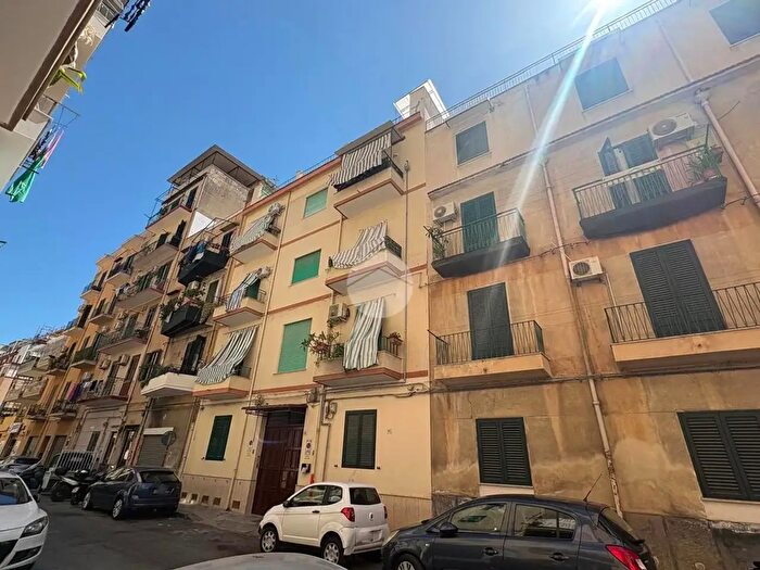 Appartamento con 5 locali in vendita in Via Tommaso Aversa, Palermo
