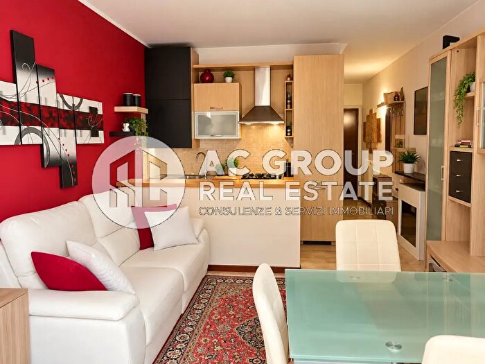 Casa con 5 locali in vendita in Via Giosuè Carducci, Caronno Pertusella