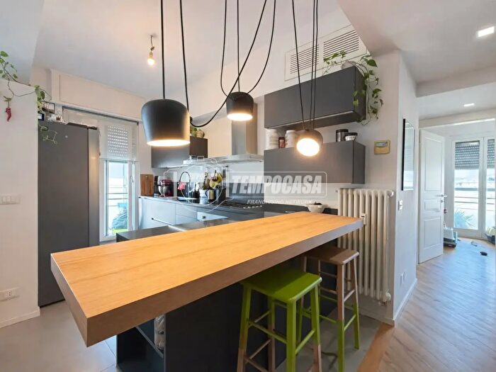 Appartamento con 6 locali in vendita in Via Eridania, Genova