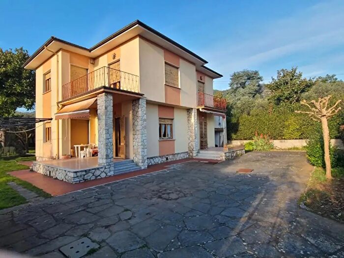 Casa con 8 locali in vendita in a Gramsci, Seravezza