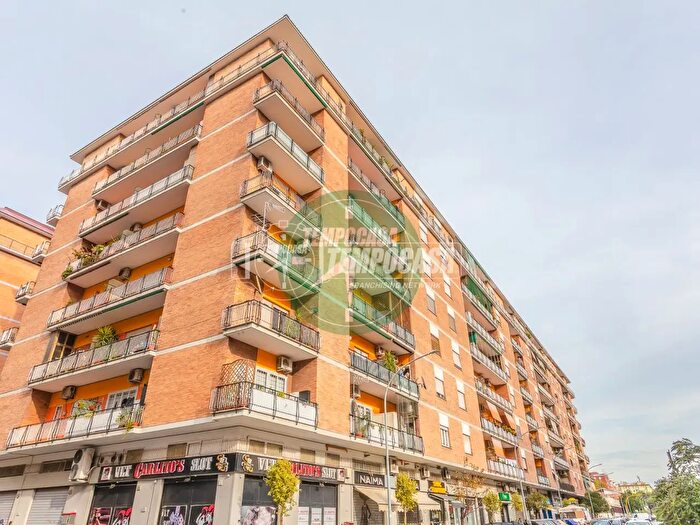 Appartamento trilocale in vendita in Viale dei Consoli, Roma