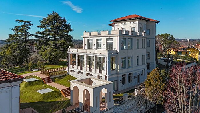 Appartamento con 5 locali in vendita in Desenzano Del Garda