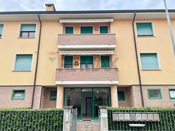 Appartamento con 7 locali in vendita in Via Prima Lega Contadina, Suzzara