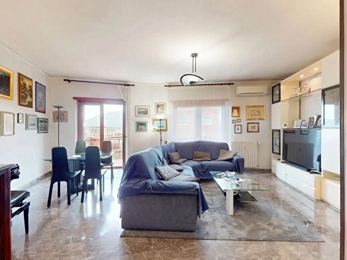 Appartamento con 5 locali in vendita in Via San Domenico, Napoli