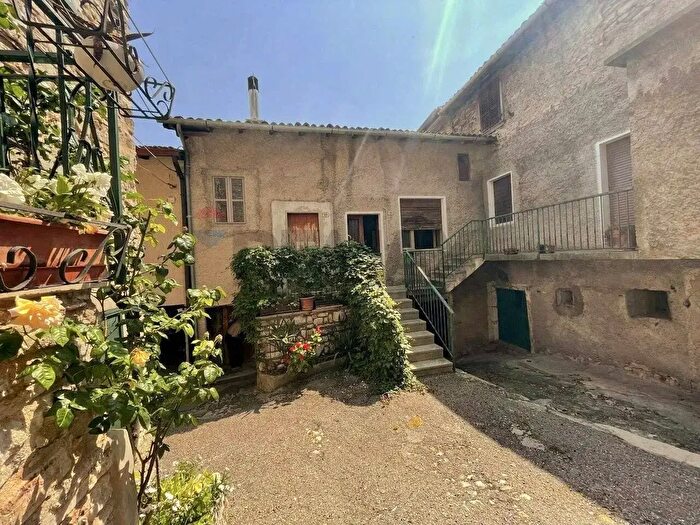 Casa con 10 locali in vendita in Tignale