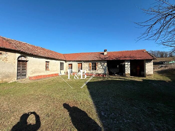 Casa con 9 locali in vendita in Via San Salvario, Castino