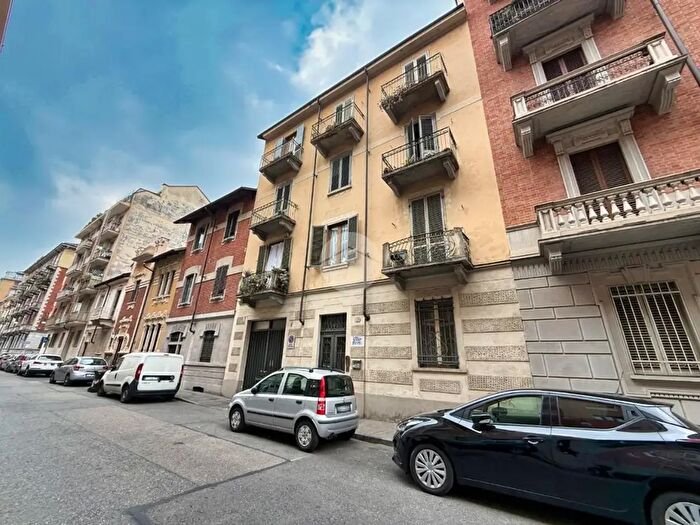 Appartamento trilocale in vendita in Via Perosa, Torino