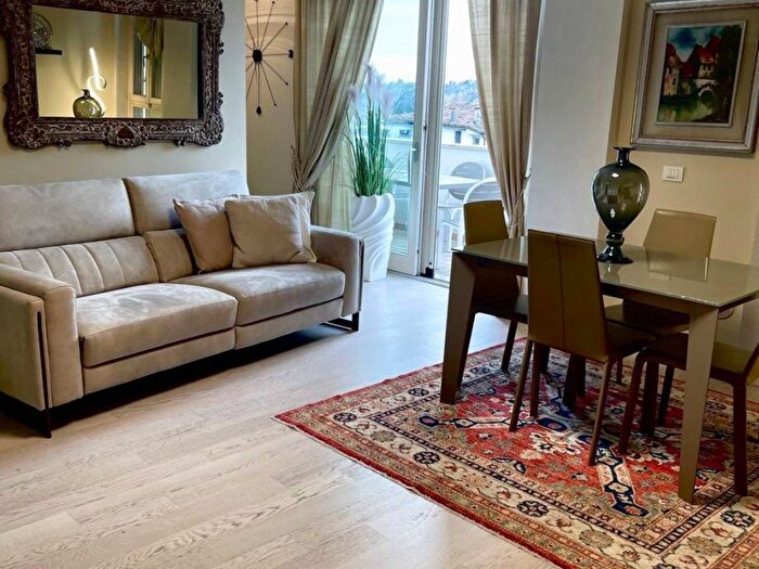 Appartamento trilocale in affitto in Pesarolo, Centro, Salò