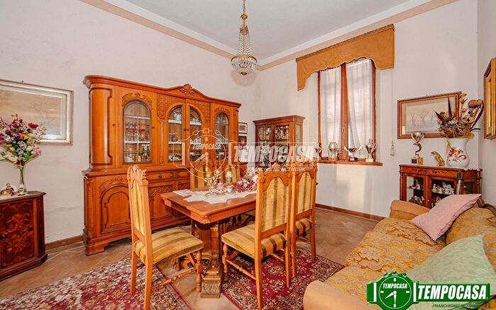 Casa con 8 locali in vendita in Via Torino, Casteggio