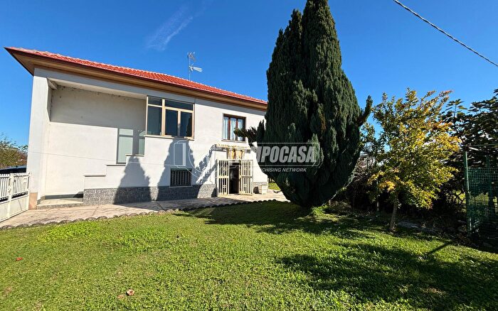 Casa con 6 locali in vendita in Cantone Chiesa, Casale Monferrato