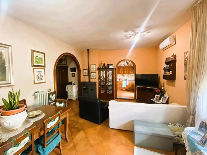 Casa con 8 locali in vendita in Montemurlo
