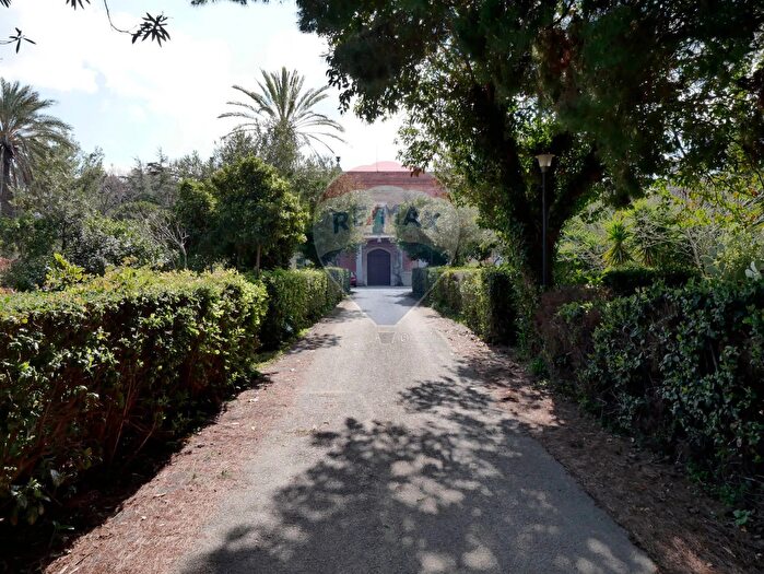 Appartamento con 12 locali in vendita in Via Napoli, Bari