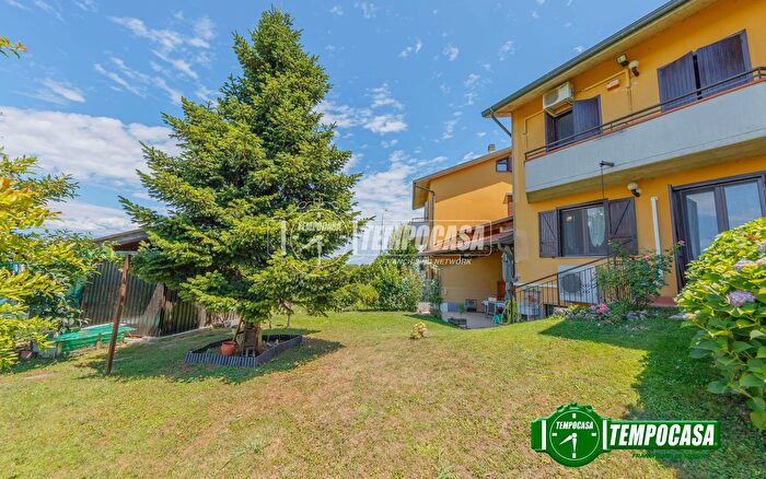 Casa quadrilocale in vendita in Via Vignolo, Lacchiarella