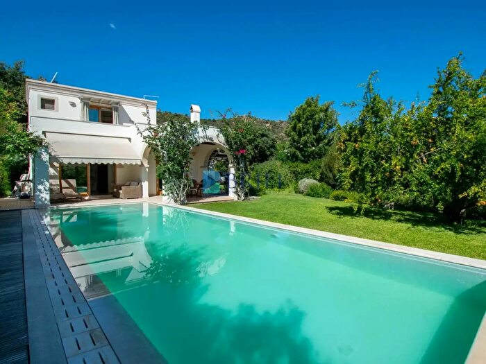 Casa con 6 locali in vendita in Pula