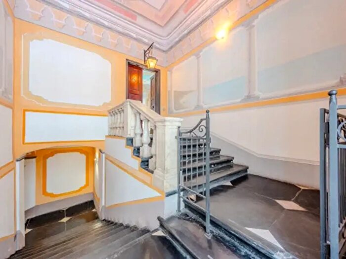 Appartamento con 6 locali in vendita in Via Sestri, Genova
