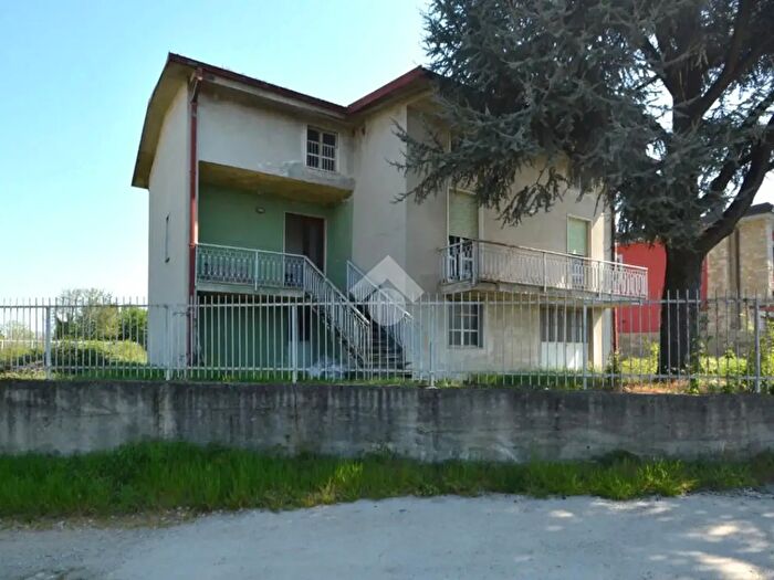 Casa quadrilocale in vendita in Via delle Albere, Capriate San Gervasio