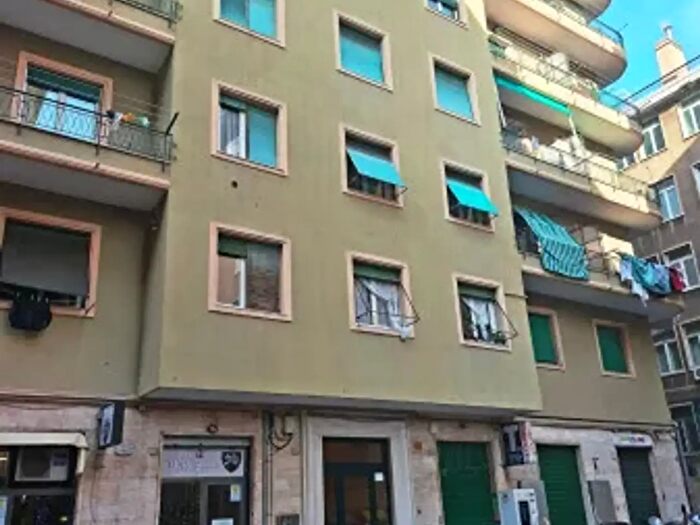 Appartamento trilocale in vendita in Via Carlo Rota, Genova
