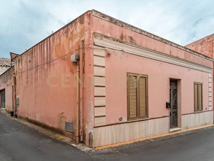 Casa trilocale in vendita in Piazza Guglielmo Marconi, Camporotondo Etneo