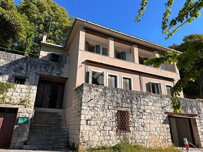 Casa con 8 locali in vendita in Via Collegio, Asolo