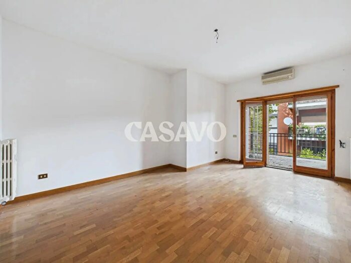 Appartamento trilocale in vendita in Via Sanzeno, Roma