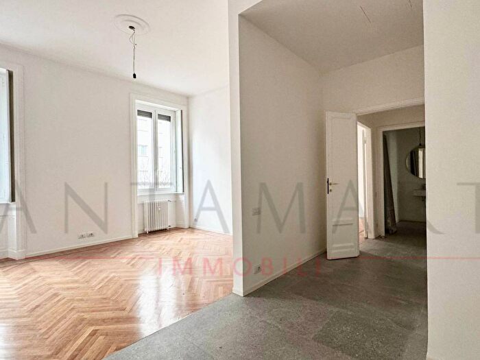 Appartamento trilocale in affitto in Piazza Santa Maria Beltrade, Duomo, Milano