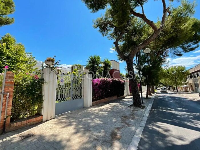 Casa con 10 locali in vendita in Viale Foggia, Manfredonia