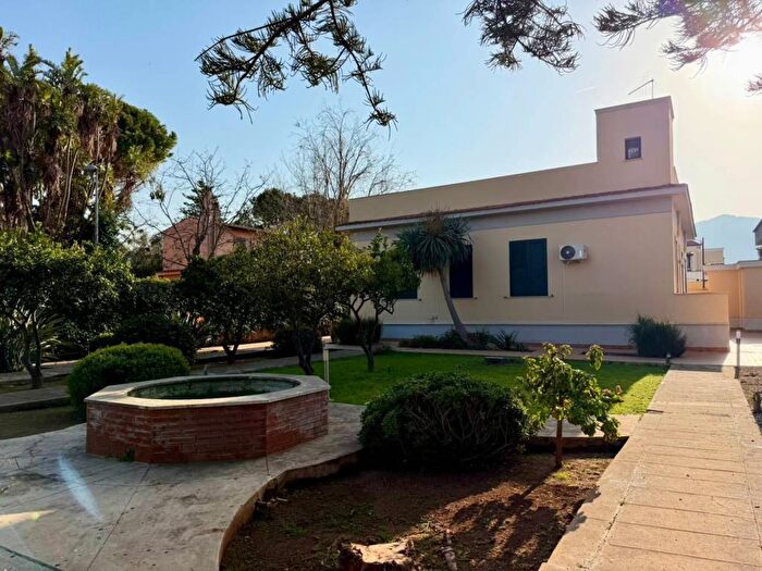 Casa quadrilocale in affitto in Viale Egle, Mondello Valdesi, Palermo