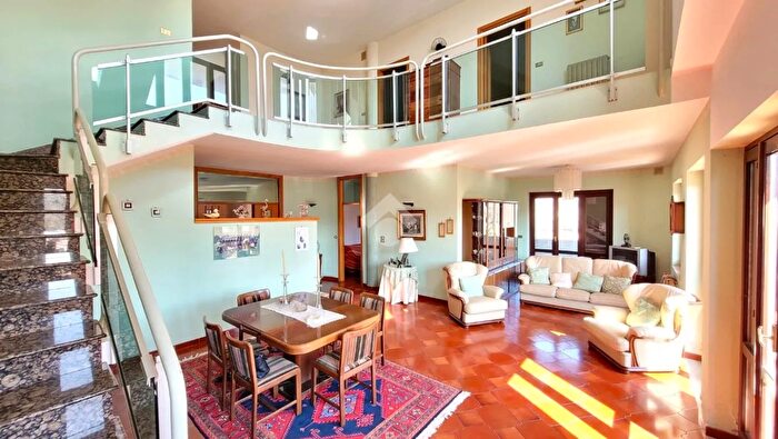 Casa con 6 locali in vendita in Via Peraine, Moiano