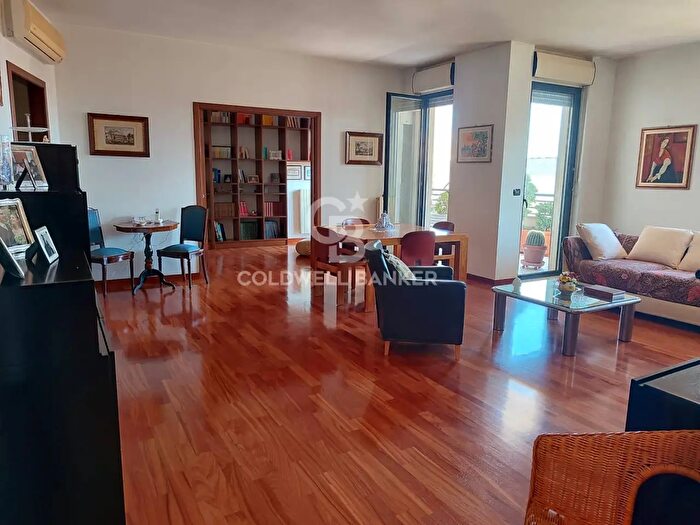Appartamento con 9 locali in vendita in Via Materdomini, Brindisi