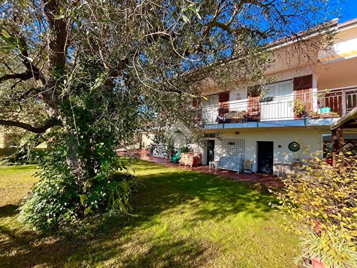 Casa con 14 locali in vendita in Regione Beuzi, Taggia