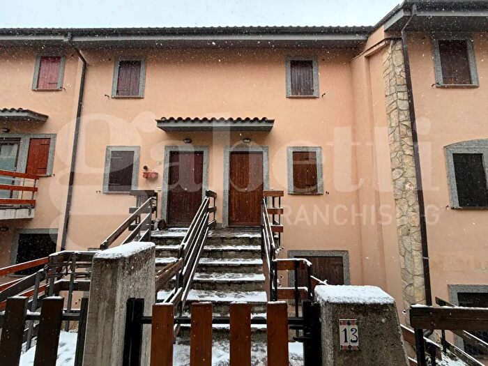 Appartamento trilocale in vendita in Strada Provinciale per Avezzano Snc, Rocca Di Cambio